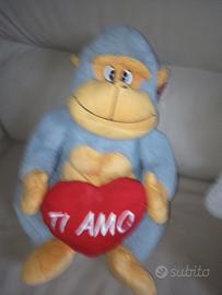 peluche gorilla con cuore rosso Ti amo 