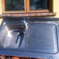 Lavabo inox con rubinetto