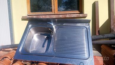 Lavabo inox con rubinetto