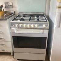 Cucina con forno Ariston