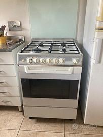 Cucina con forno Ariston