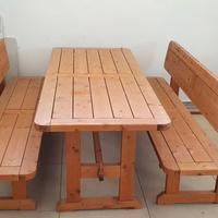 Tavoli e panche con schienale in legno