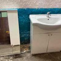 Mobiletto bagno con specchio e lavabo