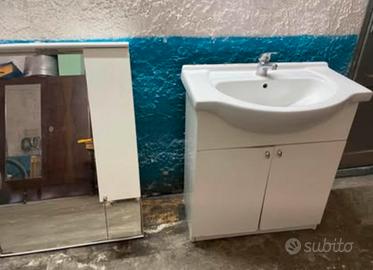 Mobiletto bagno con specchio e lavabo