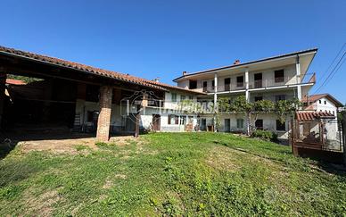 CASA PLURIFAMILIARE IN CENTRO PAESE CON GIARDINO