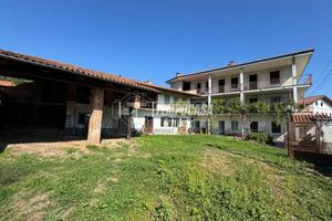 CASA PLURIFAMILIARE IN CENTRO PAESE CON GIARDINO