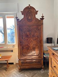 Armadio Umbertino inpiallacciato in radica