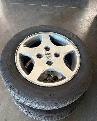 Cerchi originali + gomme ben tenute