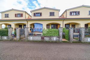 VILLA A SCHIERA A VITORCHIANO