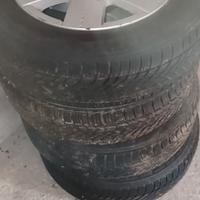 Gomme quatro stagione con ruote.