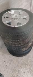 Gomme quatro stagione con ruote.