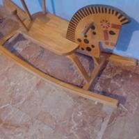 cavallo a dondolo in legno