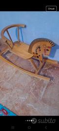cavallo a dondolo in legno