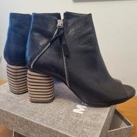 Stivaletto in pelle nera con tacco