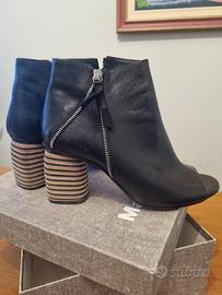 Stivaletto in pelle nera con tacco