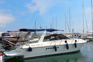 barca a motore con posto barca