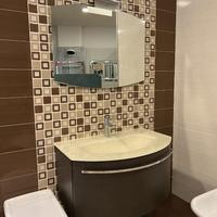 Mobile bagno curvo bianco grigio sospeso