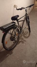 bicicletta con pedalata assistita da uomo