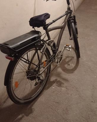 bicicletta con pedalata assistita da uomo