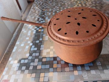 Vecchio scaldaletto in rame