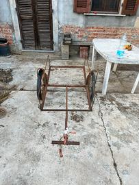 Antico carretto agricolo a 2 ruote in ferro vintag