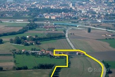 A Pinerolo (TO) Cascina + terreno di 50.000 mq.