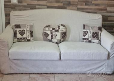 Due divani +  rispettivi copridivani