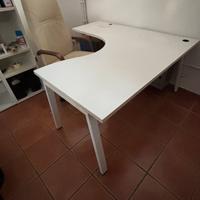 Scrivania angolare con cassettiera e porta pc