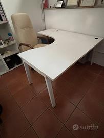 Scrivania angolare con cassettiera e porta pc