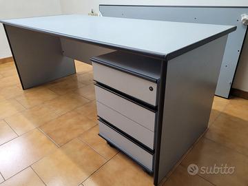 Scrivania con cassettiera e seduta