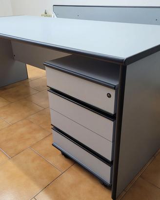 Scrivania con cassettiera e seduta