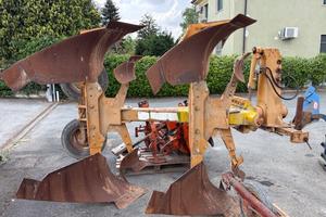 Aratro bivomere marca MIPRA rivoltino idraulico