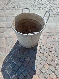 Mastello metallo bucato, discreto, come fioriera.