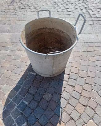 Mastello metallo bucato, discreto, come fioriera.