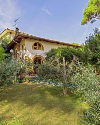 Villa di 270 m² con più di 5 locali e box auto a R