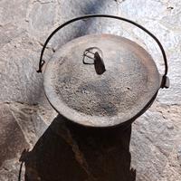 pentola on ghosa ha yre gambe 