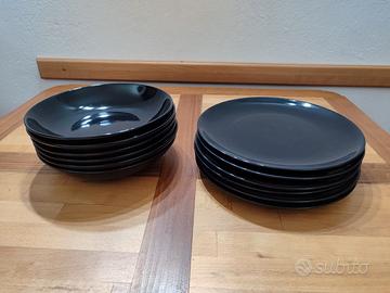 Set piatti neri Ikea per 6 persone