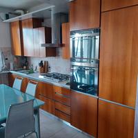 Cucina Componibile in legno con elettrodomestici