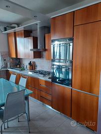 Cucina Componibile in legno con elettrodomestici