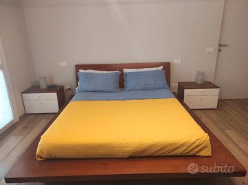 Letto matrimoniale in legno di ciliegio con comodi