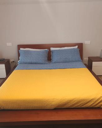 Letto matrimoniale in legno di ciliegio con comodi