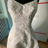 Vestito da sposa con sottogonna e coprispalle