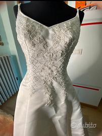 Vestito da sposa con sottogonna e coprispalle