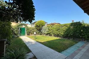 VILLA A SCHIERA CENTRALE A CAZZANO DI TRAMIGNA