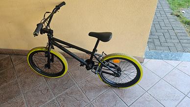 BMX 20" nera opaca con copertoni gialli