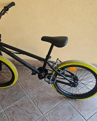 BMX 20" nera opaca con copertoni gialli
