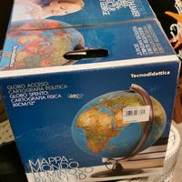 mappamondo e microscopio