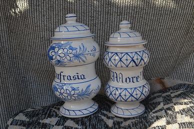 Due Vasi da farmacia con scritte in caratteri goti