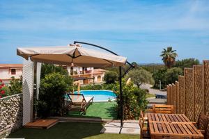 Villa con piscina a is molas (pula)