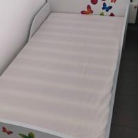 Letto in legno per bambina con farfalle colorate
